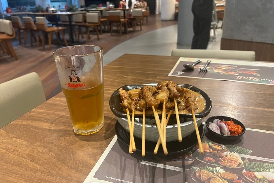 현지 식당에서 직접 촬영한 사테 꼬치